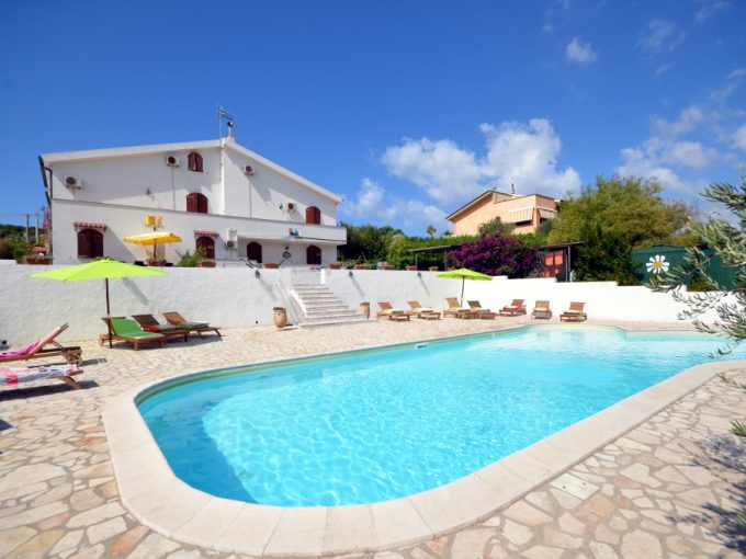 villa con piscina sardegna