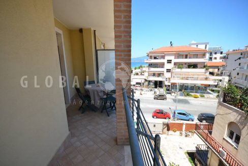 Appartamento con terrazza fronte spiaggia