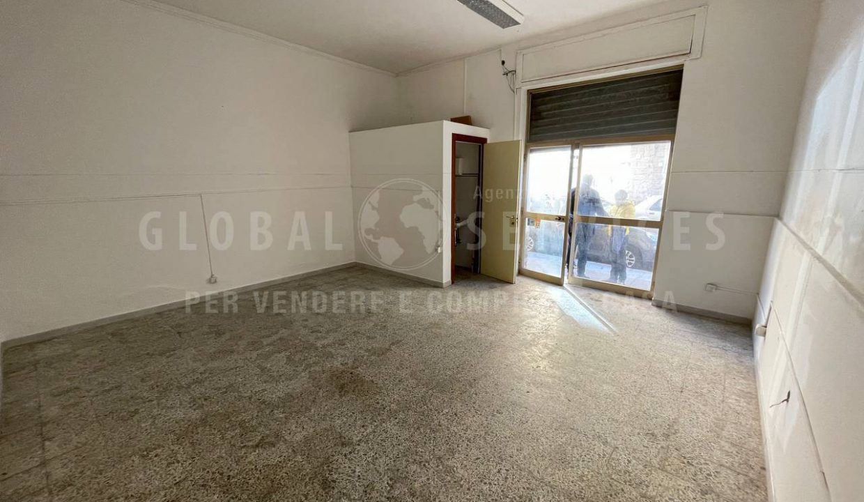 Locale commerciale via Carmen Dore