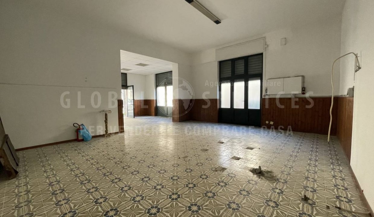 Bel locale commerciale via Cravellet