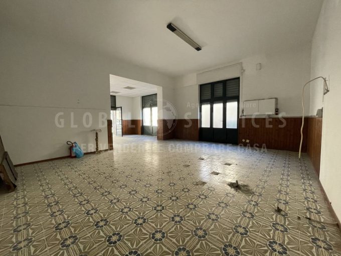 Bel locale commerciale via Cravellet