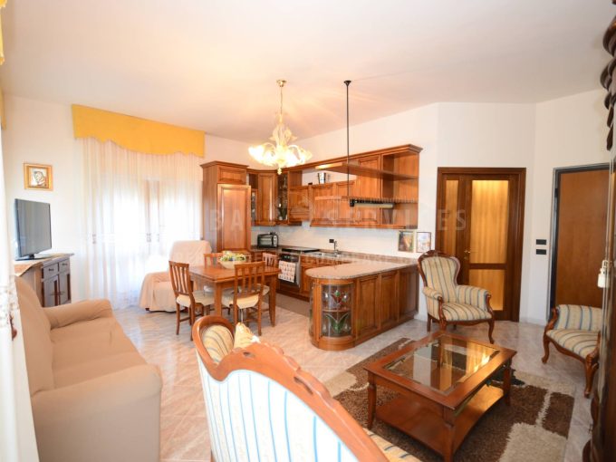 Appartamento con bella terrazza abitabile