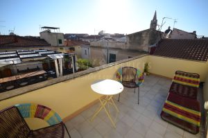Bilocale con terrazza via Minerva