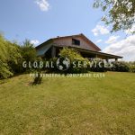 Villa immersa nel verde vicino alla città