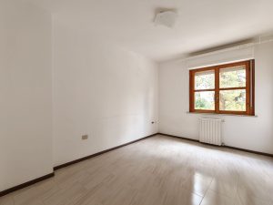 Note Importanti: Questo annuncio non ha valore contrattuale. Vi invitiamo a contattarci per verificare l'effettiva disponibilità dell'immobile e la corrispondenza dei dettagli descritti, poiché alcune informazioni (come superfici o spese condominiali) potrebbero richiedere verifica. Si informa che eventuali mobili ed elettrodomestici presenti, se concordati, saranno ceduti a titolo gratuito. Pertanto, non influenzano il prezzo di vendita e vengono forniti senza alcuna garanzia sul loro funzionamento. La visione degli immobili è possibile solo previa sottoscrizione del modulo di visita e consenso al trattamento dati. Per qualsiasi informazione relativa a questo annuncio o all'iter di compravendita immobiliare, i nostri agenti e la segreteria sono a vostra completa disposizione. Contatti: • Ufficio Alghero (SS): via F.lli Kennedy 1 (Largo S. Francesco) Tel. 079982471 – WhatsApp +39 3207678134 Tutte le nostre proposte sono disponibili sui portali Global Services Immobiliari e l'Immobiliare Sardegna Luxury