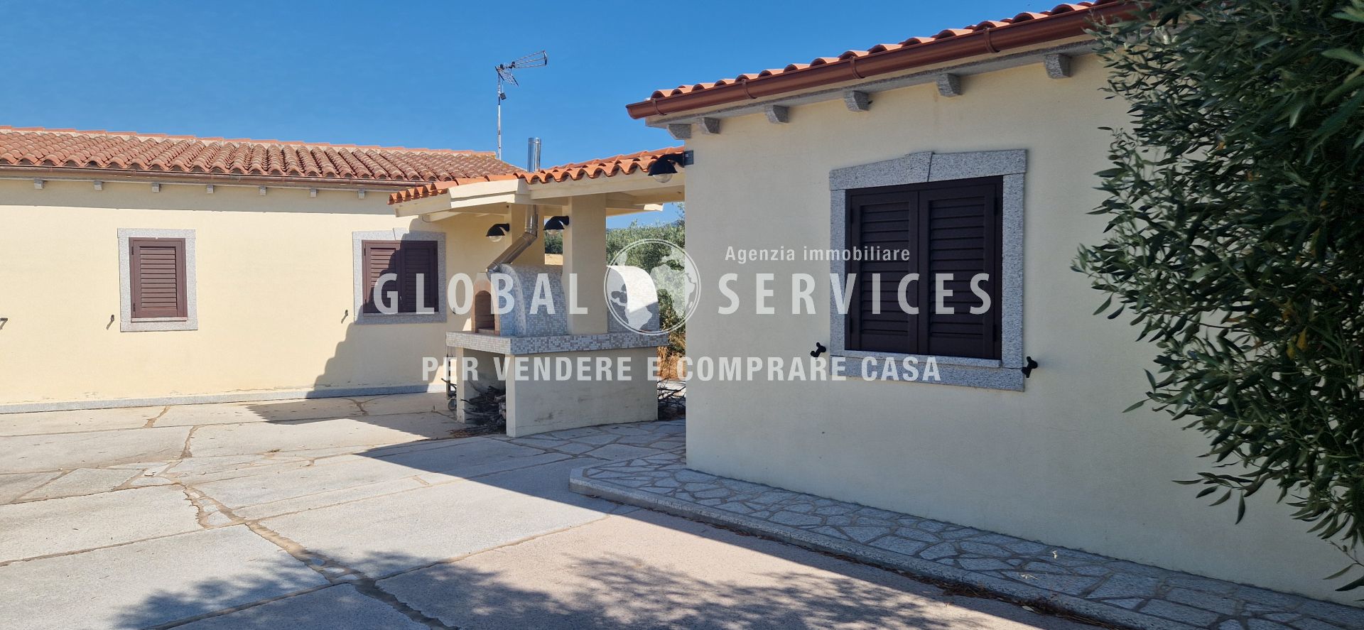 Tenuta con due ville in vendita