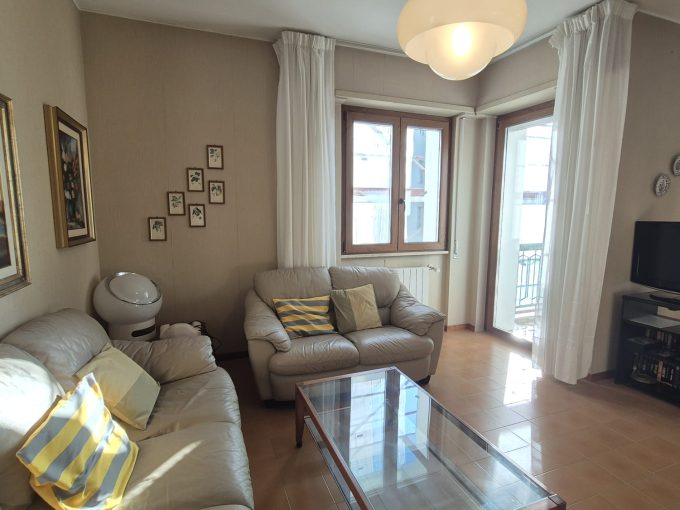 Ampio appartamento con garage e terrazzo, via Rockfeller