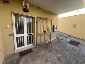 Spazioso locale artigianale attualmente uso ufficio - Adatto ad ambulatorio medico o veterinario