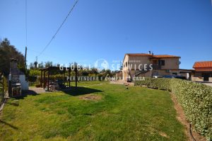 Appartamento in bifamiliare con giardino e magazzino