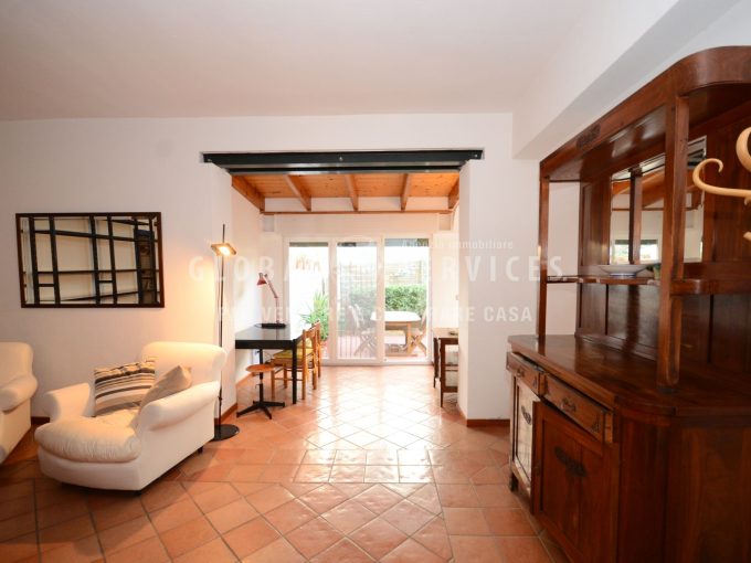 Appartamento indipendente con cortili e garage