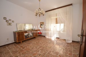 Appartamento indipendente con cortile, magazzino e posto auto